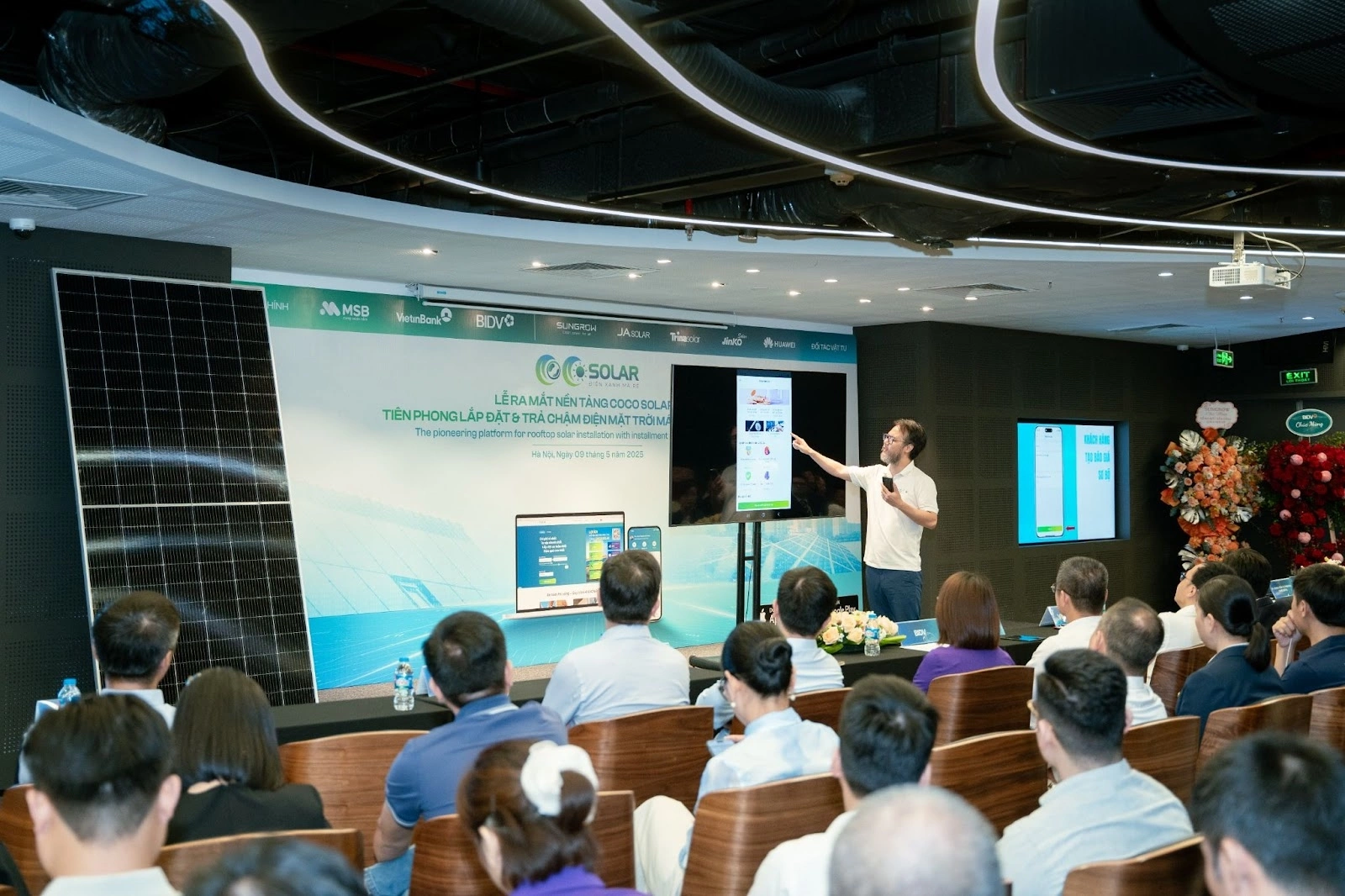 Ông Nguyễn Khoa Dũng - Nhà sáng lập kiêm Giám đốc điều hành CoCo Solar thao tác trực tiếp trên ứng dụng tại buổi lễ