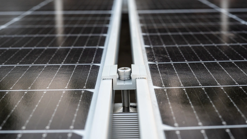 Lắp-đặt-pin-mặt-trời-đảm-bảo-khoảng-cách-giữa-các-điểm-bắt